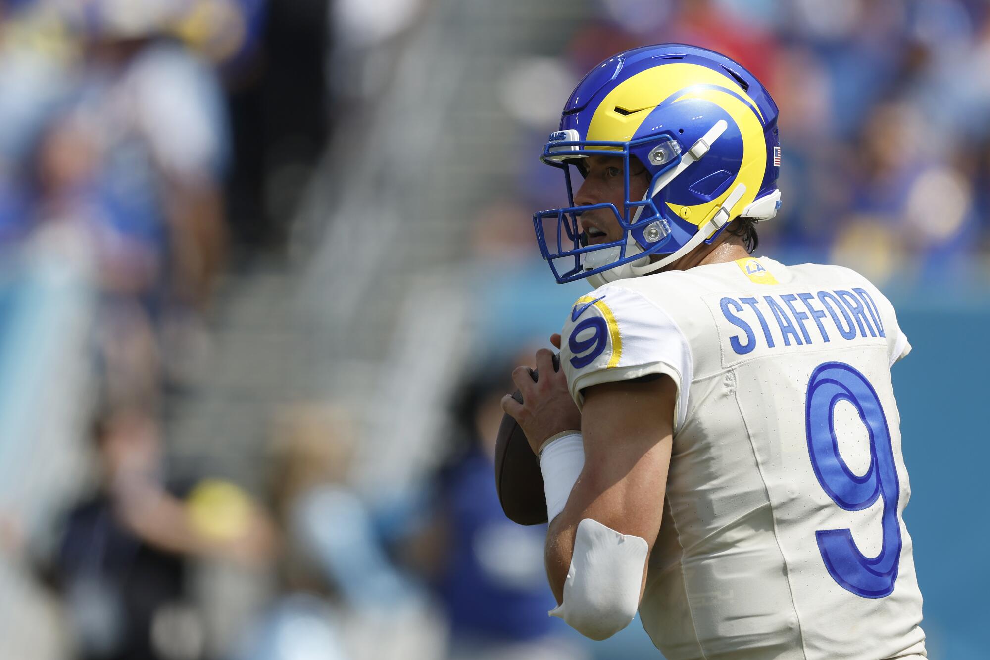 Rams oyun kurucu Matthew Stafford ilk yarıda Titanlara karşı geçmeye çalışıyor.