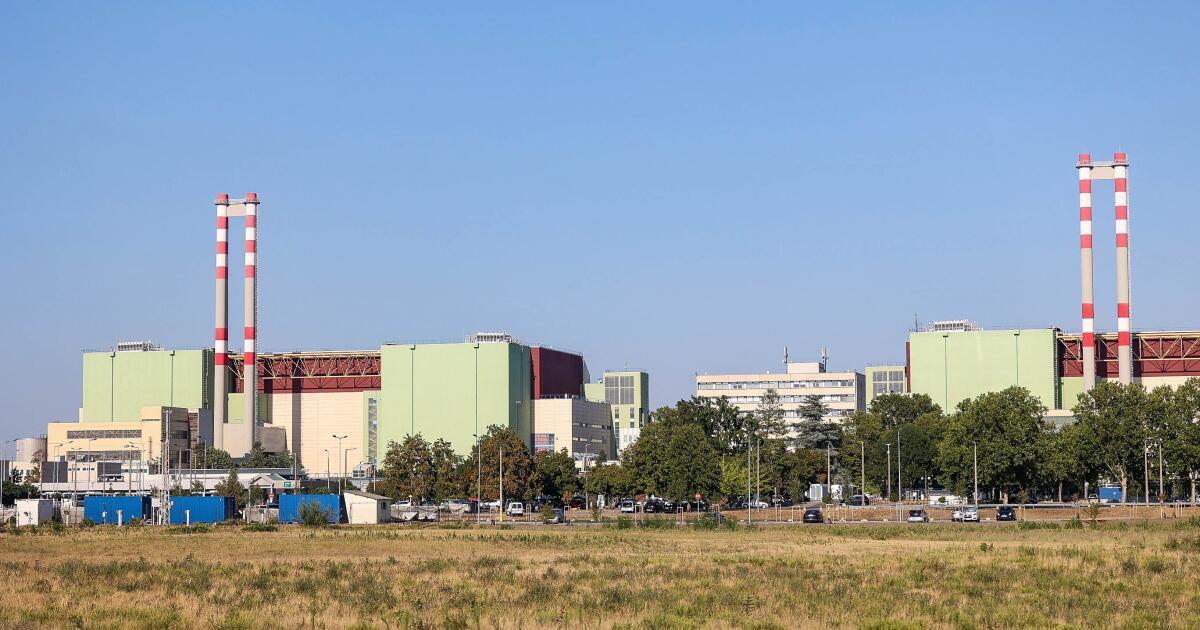 Photo: latimes.com The MVM Paks Nuclear Power Plant, which had to close its Reactor 3 due to extremely low water levels on the Danube River, is