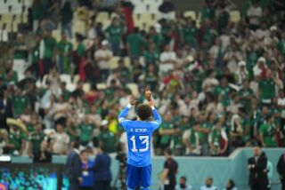 El arquero mexicano Guillermo Ochoa saluda a los hinchas al final del partido contra Arabia Saudí en el Grupo C del Mundial, el miércoles 30 de noviembre de 2022. México ganó, pero quedó eliminada del torneo. (AP Foto/Julio Cortez)