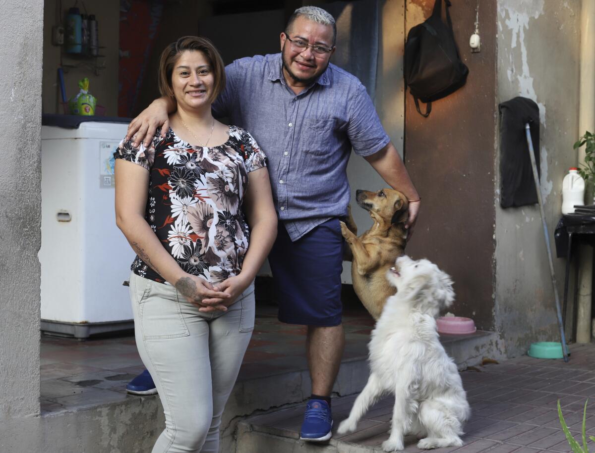 Fabricio Chicas, un hombre transgénero, a la derecha, posa para una foto con su pareja Elizabeth López