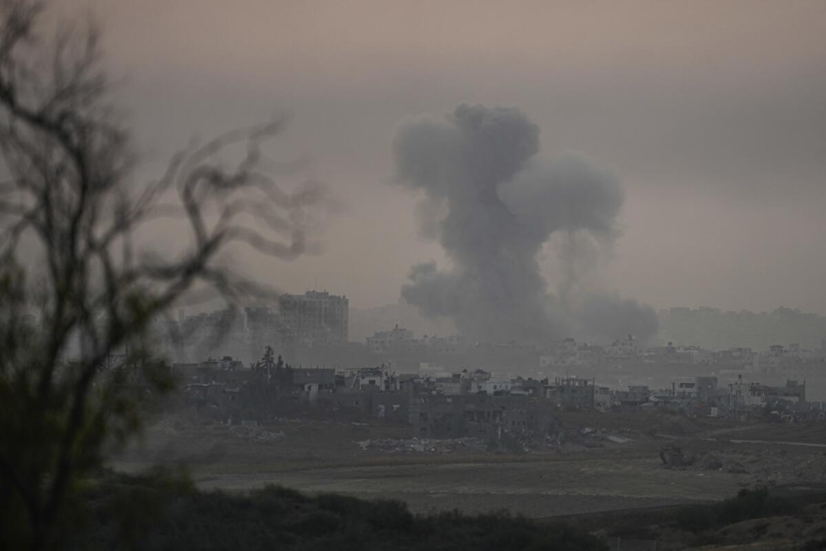 Una nube de humo se levanta en la Franja de Gaza luego de ser bombardeada por Israel 