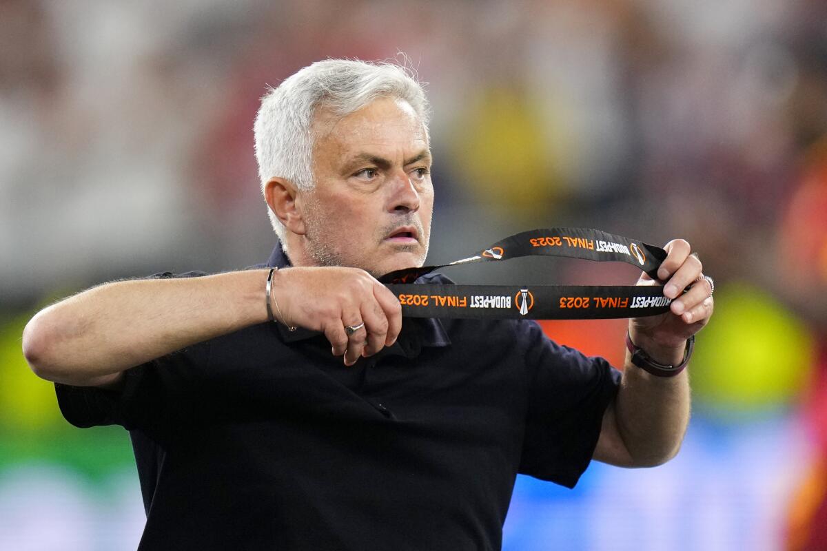 El técnico de la Roma José Mourinho se saca la medalla al segundo puesto al término de la final de la Liga 