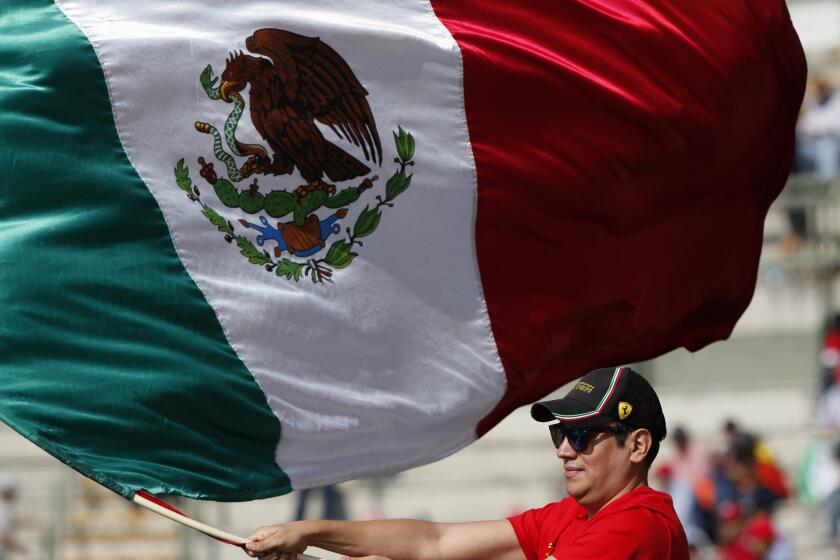 Niegan diploma a estudiante que uso bandera de México en su graduación
