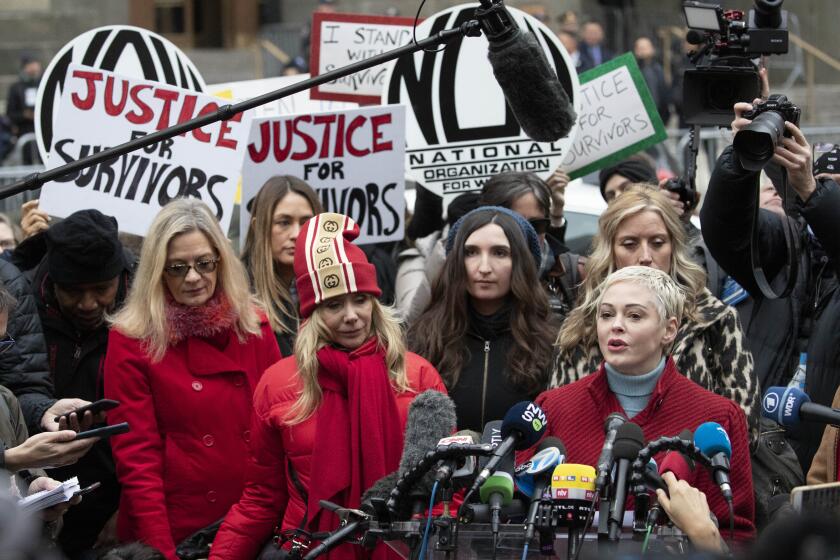 ARCHIVO – En esta fotografía del 6 de enero de 2020 la actriz Rose McGowan, derecha, habla en una conferencia de prensa mientras la actriz Rosanna Arquette, centro izquierda, la escucha fuera de una corte de Manhattan tras la llegada de Harvey Weinstein en Nueva York. (Foto AP/Mark Lennihan, archivo)