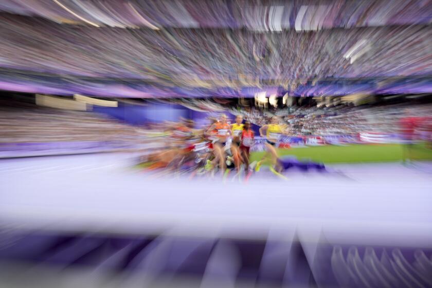 Corredoras compiten en una de las mangas eliminatorias de los 5000 metros de los Juegos Olímpicos del 2024 el viernes 2 de agosto del 2024, en Saint-Denis, Francia. (AP Foto/Martin Meissner)