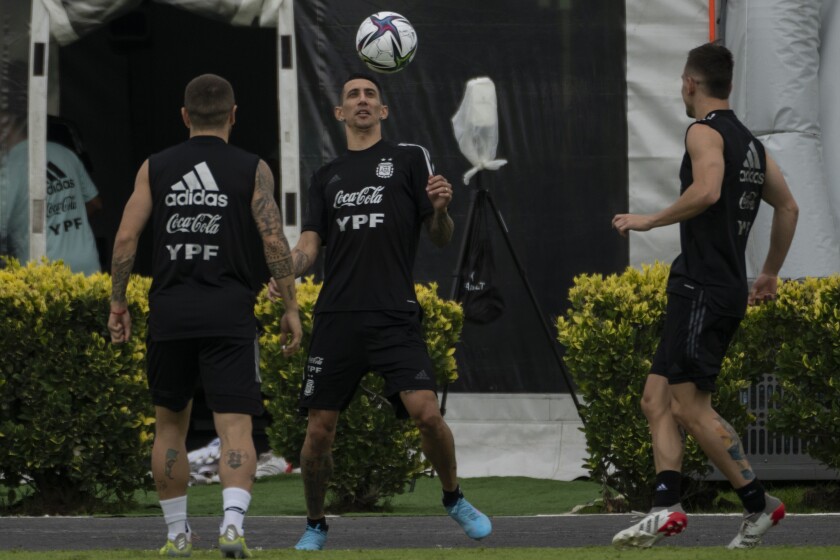 El atacante argentino Angel Di María (centro) durante un entrenamiento previo al partido contra Chile