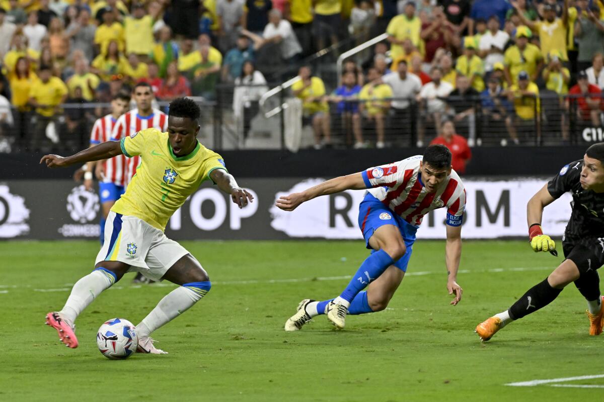 Vinicius Júnior (7) anota el primer gol de Brasil ante Paraguay en el partido por el Grupo D