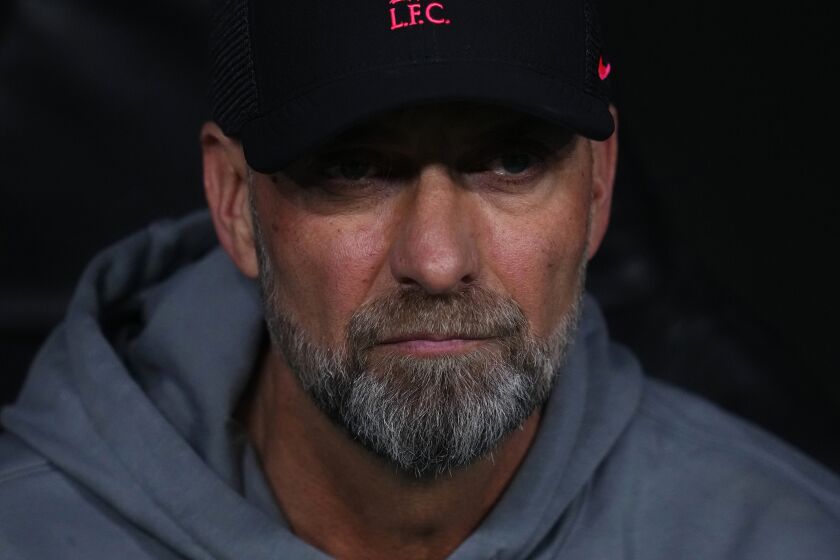 Jürgen Klopp, técnico alemán de Liverpool, espera el inicio de un partido ante el Real Madrid en los octavos de final de la Liga de Campeones, el miércoles 15 de marzo de 2023 (AP Foto/Manu Fernández)
