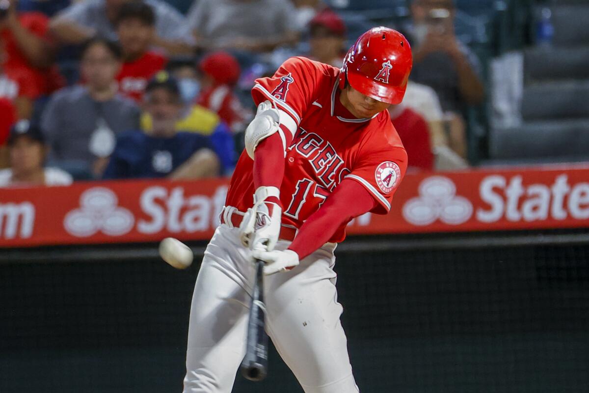 El jugador de los Angelinos de Los Ángeles Shohei Ohtani pega un jonrón solitario