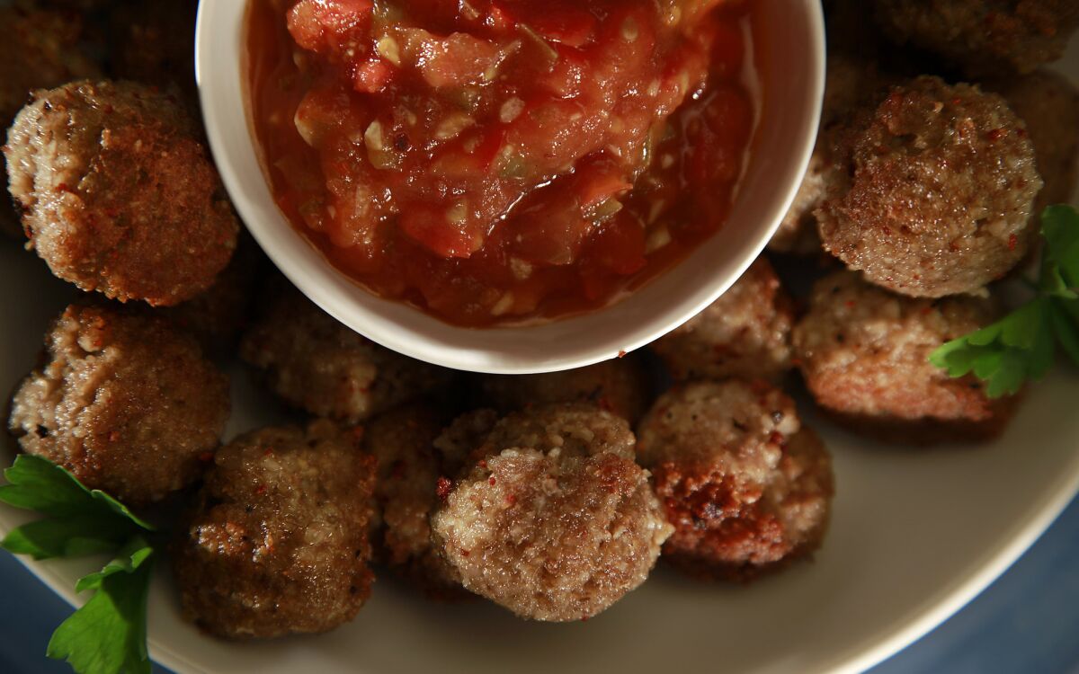 Bulgur meatballs with tomato pepper sauce