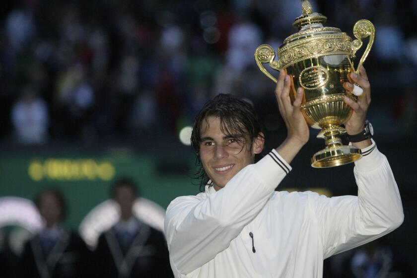 ARCHIVO - Rafael Nadal alza el trofeo de campeón de Wimbledon tras derrotar a Roger Federer en la final del torneo, el 6 de julio de 2008. (AP Foto/Anja Niedringhaus)