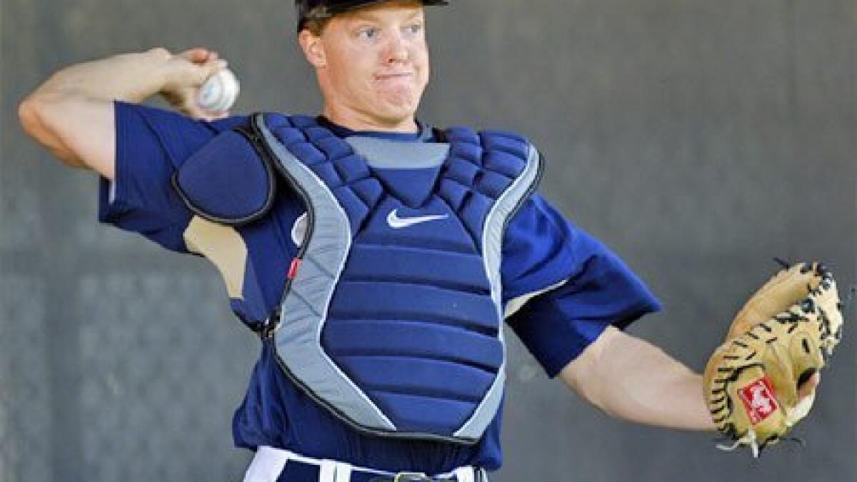 Hundley, Padres catchers working on framing