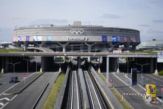 La terminal 1 del aeropuerto Charles de Gaulle, al norte de París, exhibe los anillos olímpicos, el martes 23 de abril de 2024. (AP Foto/Thibault Camus)