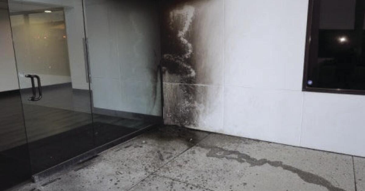 Mann bekennt sich schuldig, einen Brandanschlag auf die Planned Parenthood-Klinik in Costa Mesa verübt zu haben