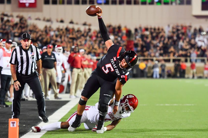 Il quarterback del Texas Tech Patrick Mahomes raggiunge la linea di porta contro l'Oklahoma nel 2016.