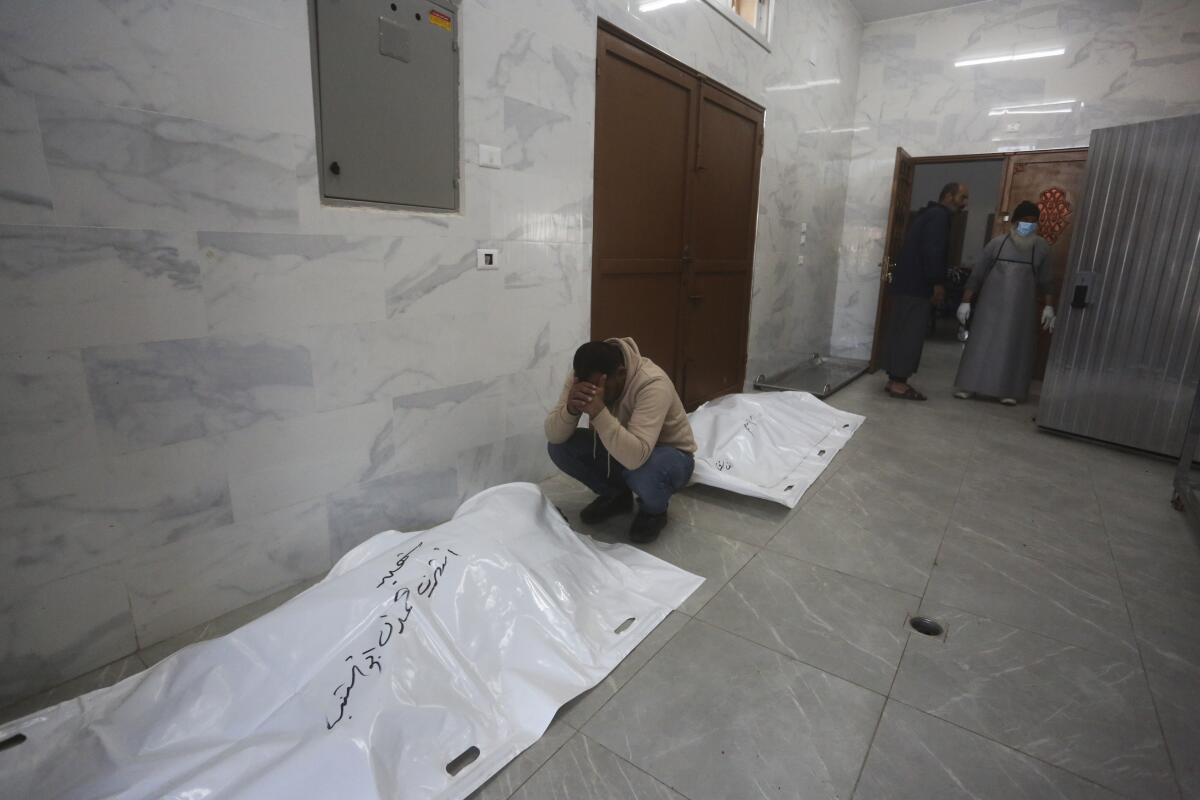 Un palestino llora la muerte de familiares fallecidos en un bombardeo israelí en Jan Yunis