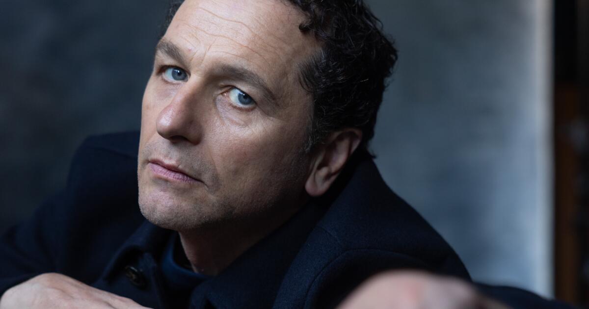 Matthew Rhys, nominé aux Emmy Awards, défie les studios : « Prenez le risque »