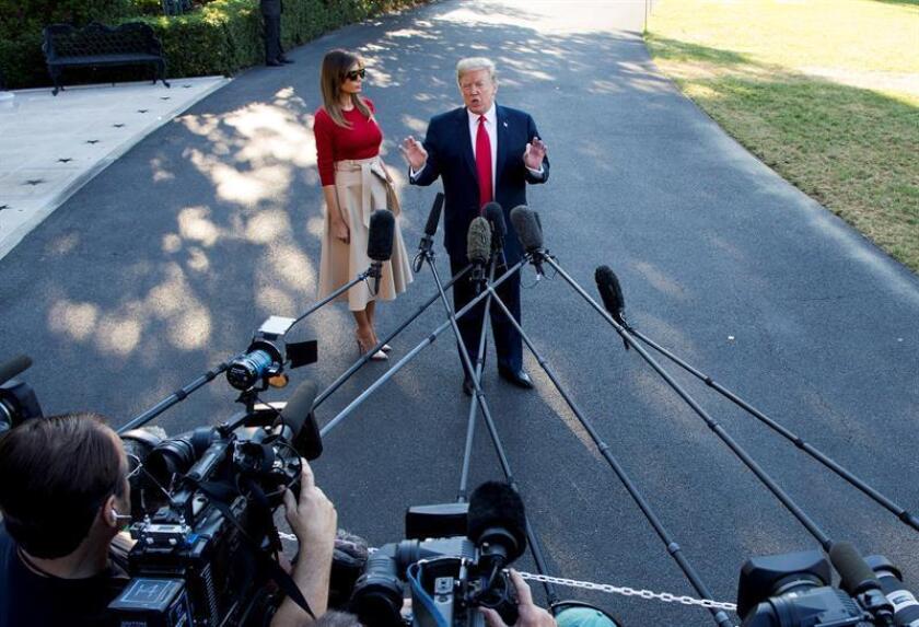 El presidente de los Estados Unidos, Donald J. Trump, atiende a los medios junto a la primera dama, Melania Trump, en el jardín sur de la Casa Blanca, antes de poner rumbo a Europa, en Washington, Estados Unidos, hoy, 10 de julio de 2018. EFE