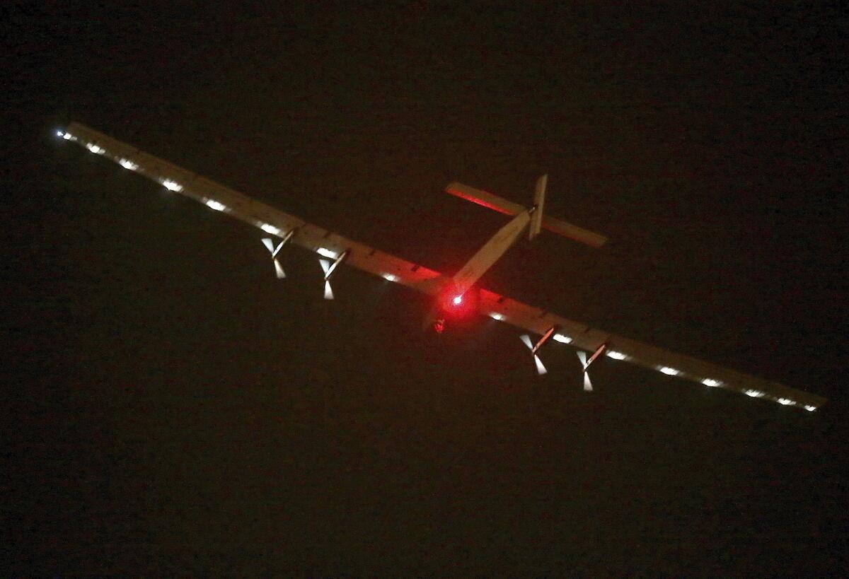 El avión Solar Impulse 2 despega del Aeropuerto Internacional de Nanjing, en la provincia Jiangsu del este de China, el domingo 31 de mayo de 2015. El avión solar inicia un vuelo de seis días y cinco noches rumbo a Hawai cruzando el Océano Pacífico. (Chinatopix Via AP)