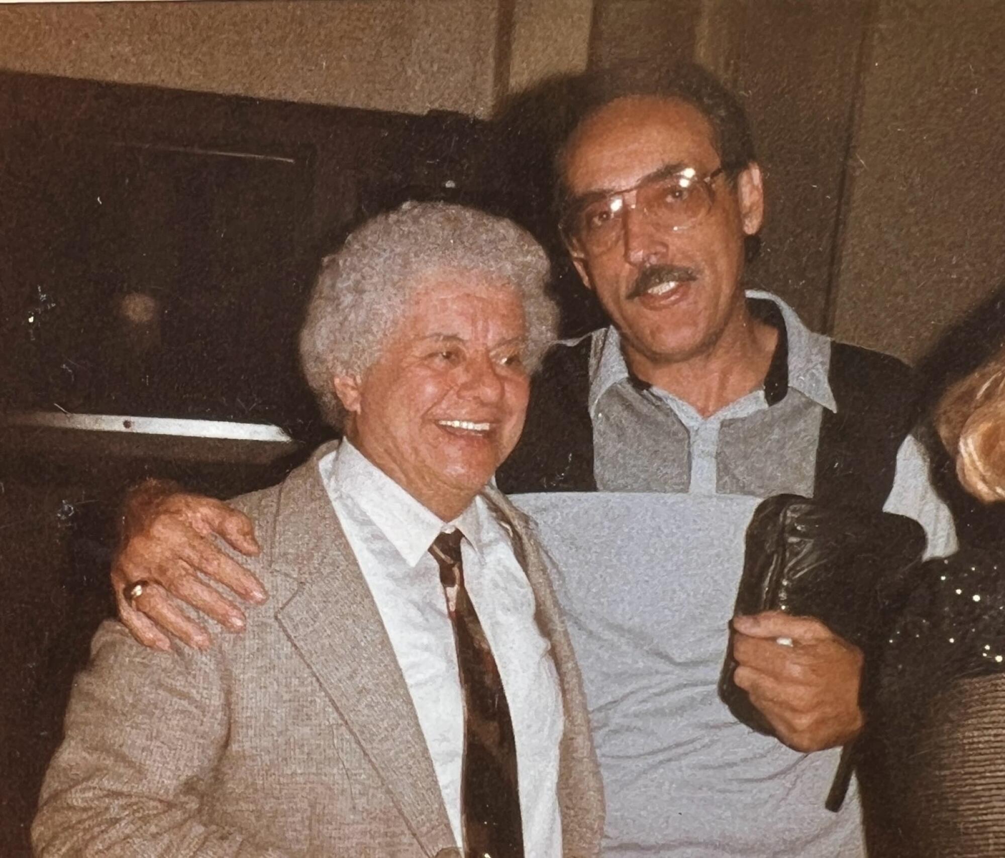 Tito Puant, a la izquierda, posó para fotos con Val Lerfardo de Los Raz.