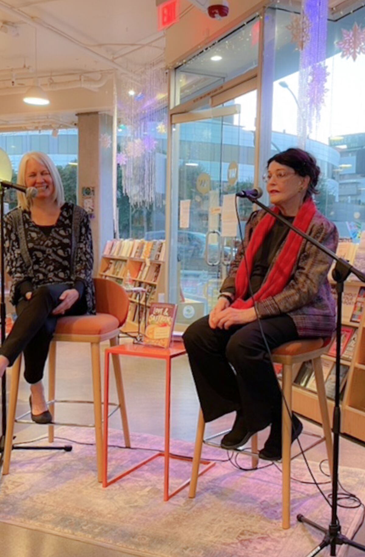 Barbara Hansen, à droite, avec l'auteur Kim Fay en décembre 2022 au Village Well Books & Coffee à Culver City. 