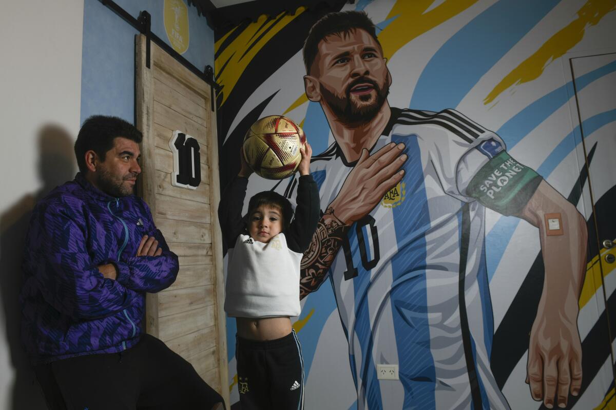 El aficionado argentino Matías Celestino y su hijo Benito Lionel posan para una foto