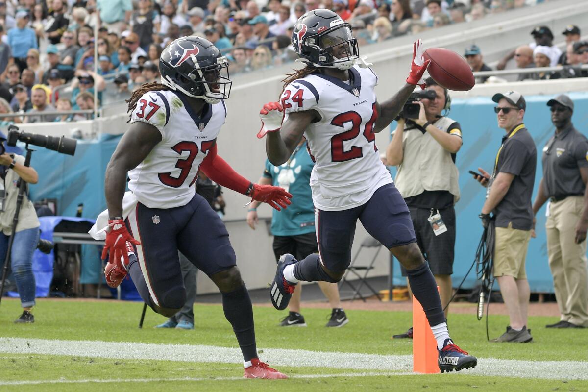 Houston's Tremon Smith celebrates with Tavierre Thomas after scoring on a 98-yard kickoff return.