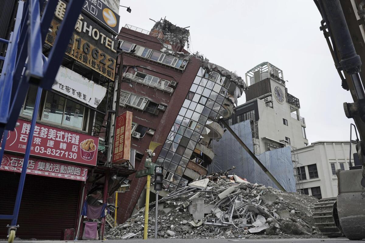 Un edificio que se inclinó agudamente debido a un intenso terremoto está siendo demolido