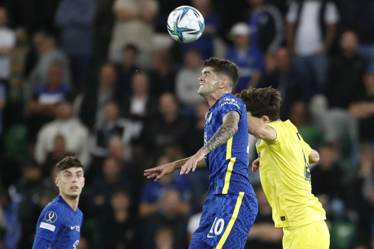 En foto del 11 de agosto del 2021, Christian Pulisic del Chelsea salta para un cabezazo con Pau Torres del Villarreal.