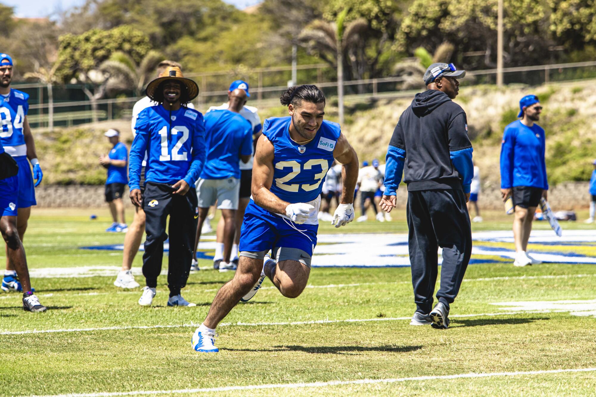 Rams geniş alıcı Puka Nacua, Salı günü Maui'deki takımın Minicamp'ında bir tatbikat yapıyor.