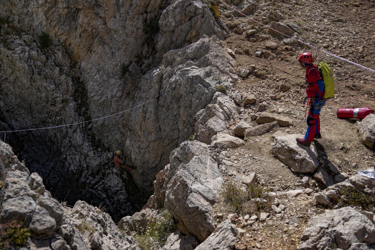 Miembros de un equipo de rescate descienden en la cueva Morca durante una operación de rescate 