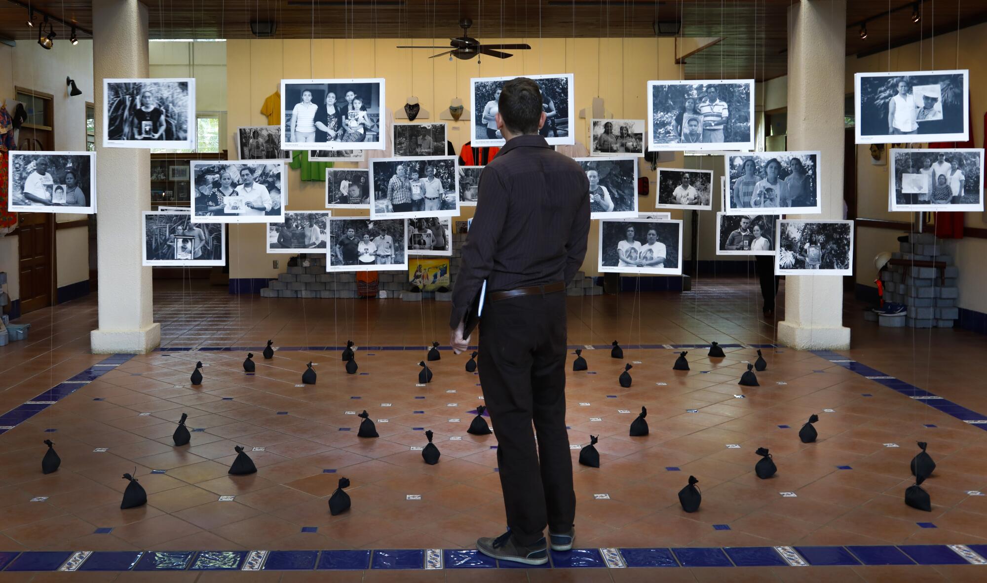 Los efectos personales y las fotos de los muertos durante las protestas en favor de la democracia se exhiben en el Museo de la Memoria Contra la Impunidad de la Universidad Centroamericana en Managua.
