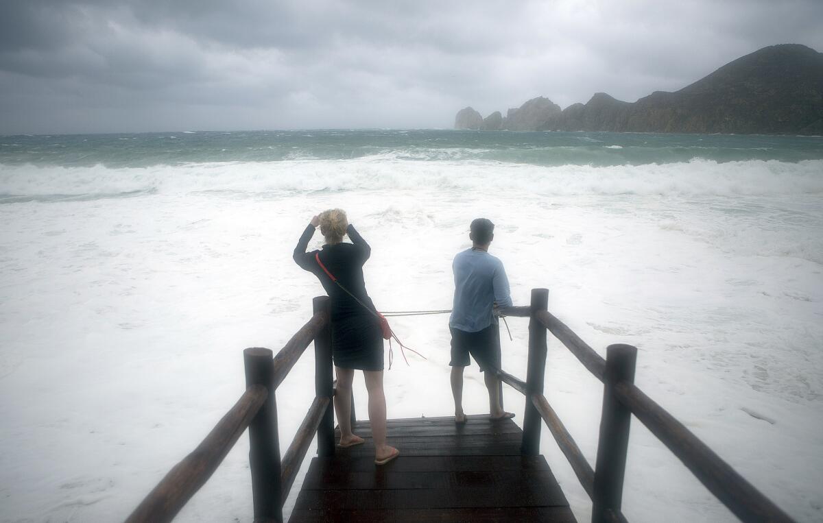 Una mujer toma una fotografía en la playa El Médano antes de la llegada del meteoro Blanca en Cabo San Lucas, México, el domingo 7 de junio de 2015. Blanca se debilitó a tormenta tropical el domingo mientras se acerca a la Península de Baja California.