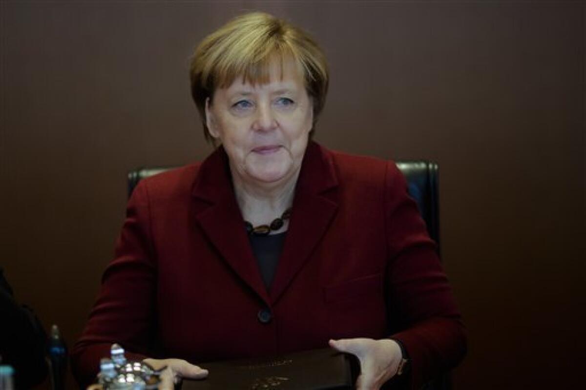 La canciller de Alemania, Angela Merkel, advirtió hoy a Rusia de que la opción de las sanciones, incluidas las económicas, sigue estando sobre la mesa, pese a que la cumbre no haya adoptado ninguna decisión al respecto, y que su aplicación dependerá de la evolución de la guerra en Siria.