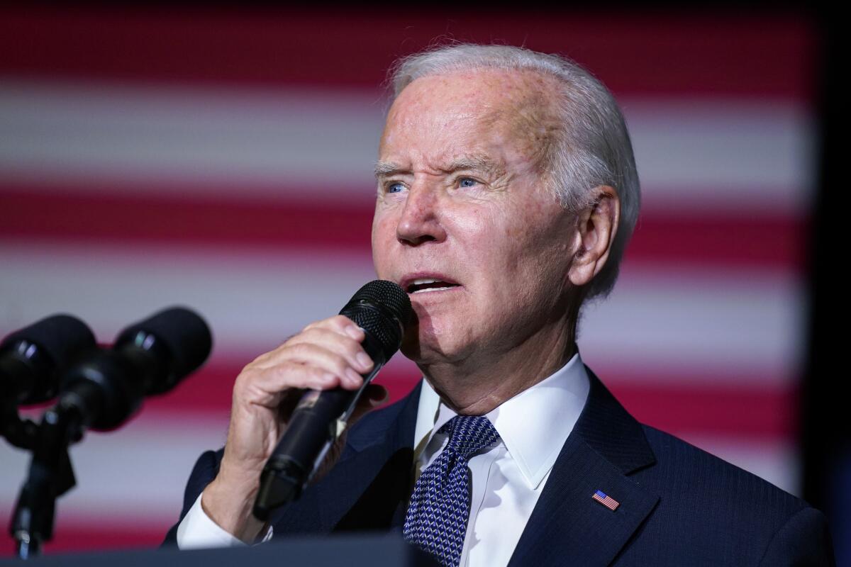 El presidente Joe Biden habla durante un evento en la Universidad Estatal de Delaware, 