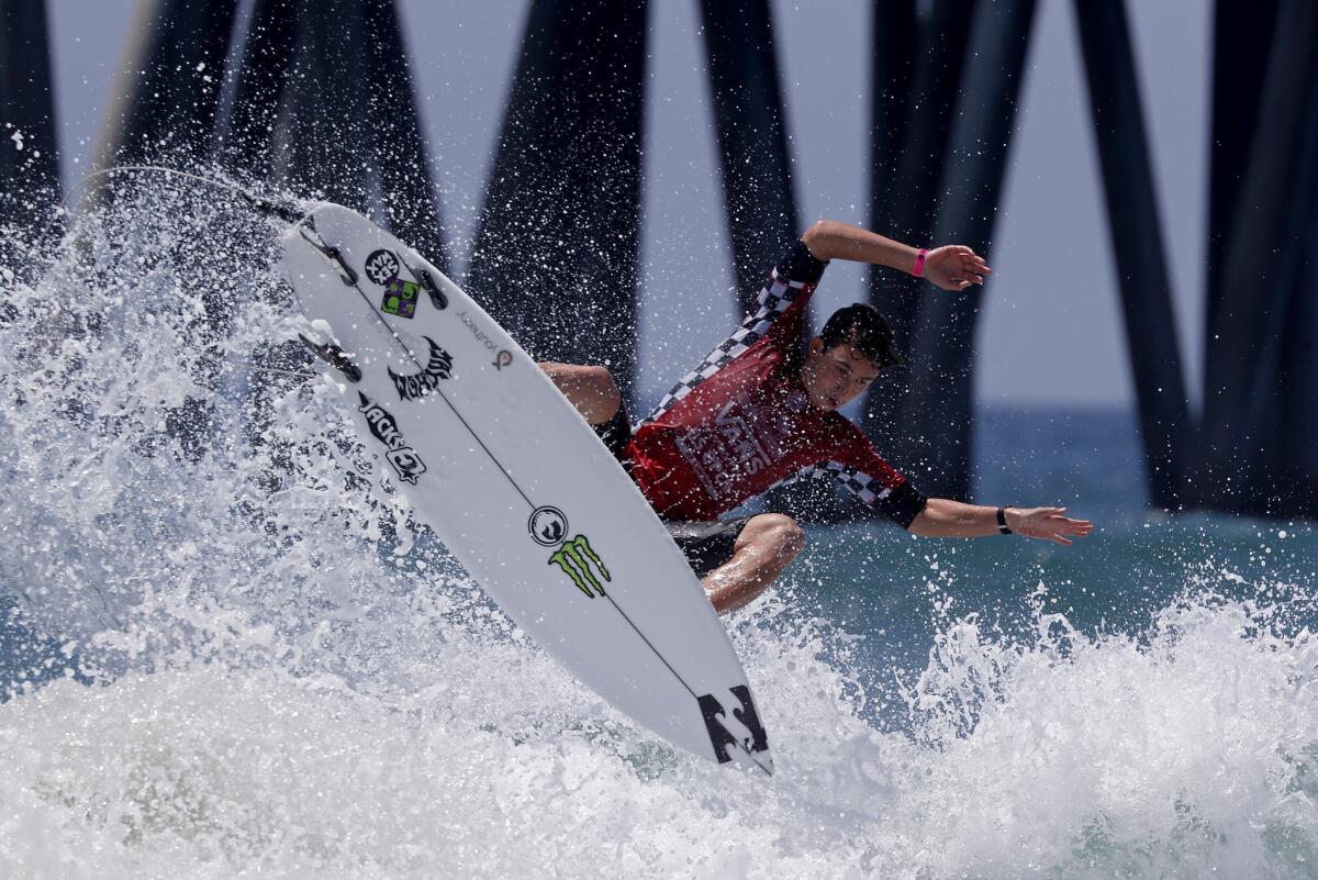 HUNTINGTON BEACH, CALIF. - AUG. 5, 2018. Griffin Colapinto competes in the men's semifinals of the 2018 Vans U.S, Open of Surfing on Sunday, Aug. 5, 2018, in Huntington Beach. (Luis Sinco/Los Angeles Times)