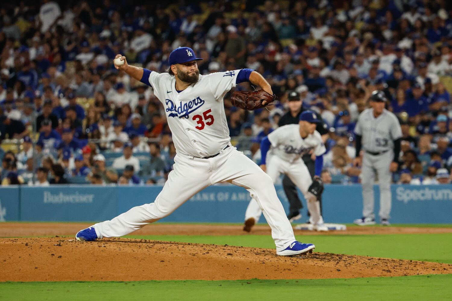 Lance Lynn continues his L.A. 'rebirth' as Dodgers pick up sixth consecutive win