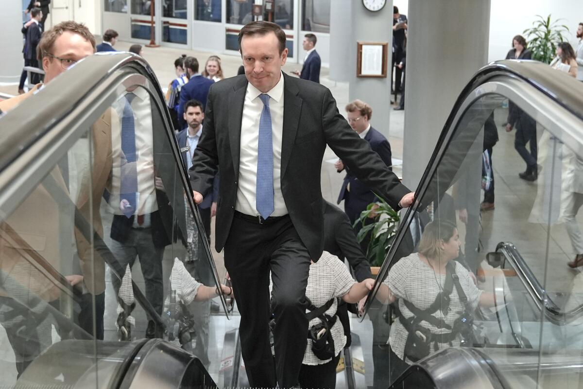 El senador demócrata de Connecticut Chris Murphy sube por una escalera eléctrica en el subterráneo del Senado en Capitol Hill el martes 12 de marzo de 2024, en Washington. (AP Foto/Mariam Zuhaib)