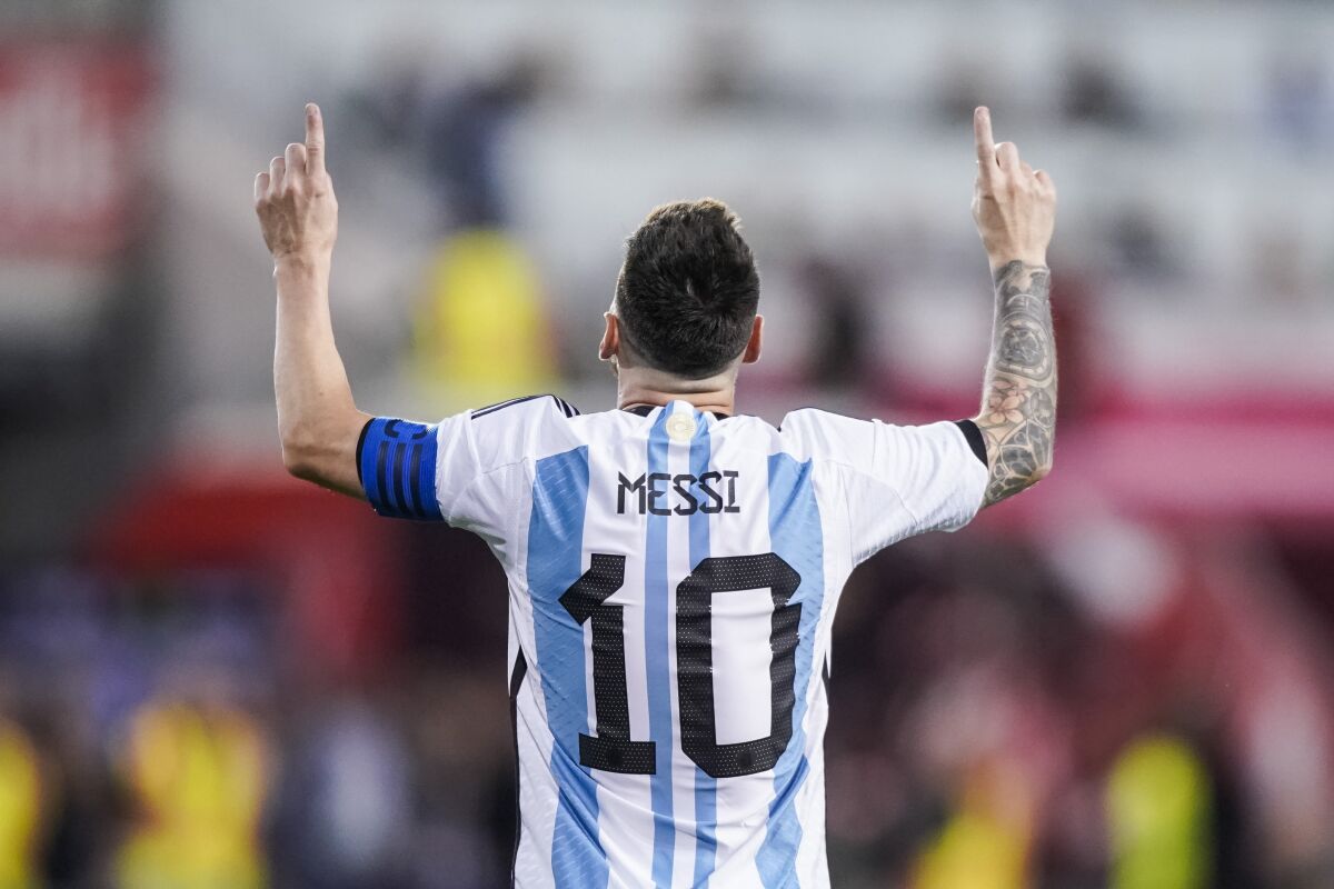 Lionel Messi celebra tras anotar un gol para Argentina en el partido amistoso ante Jamaica