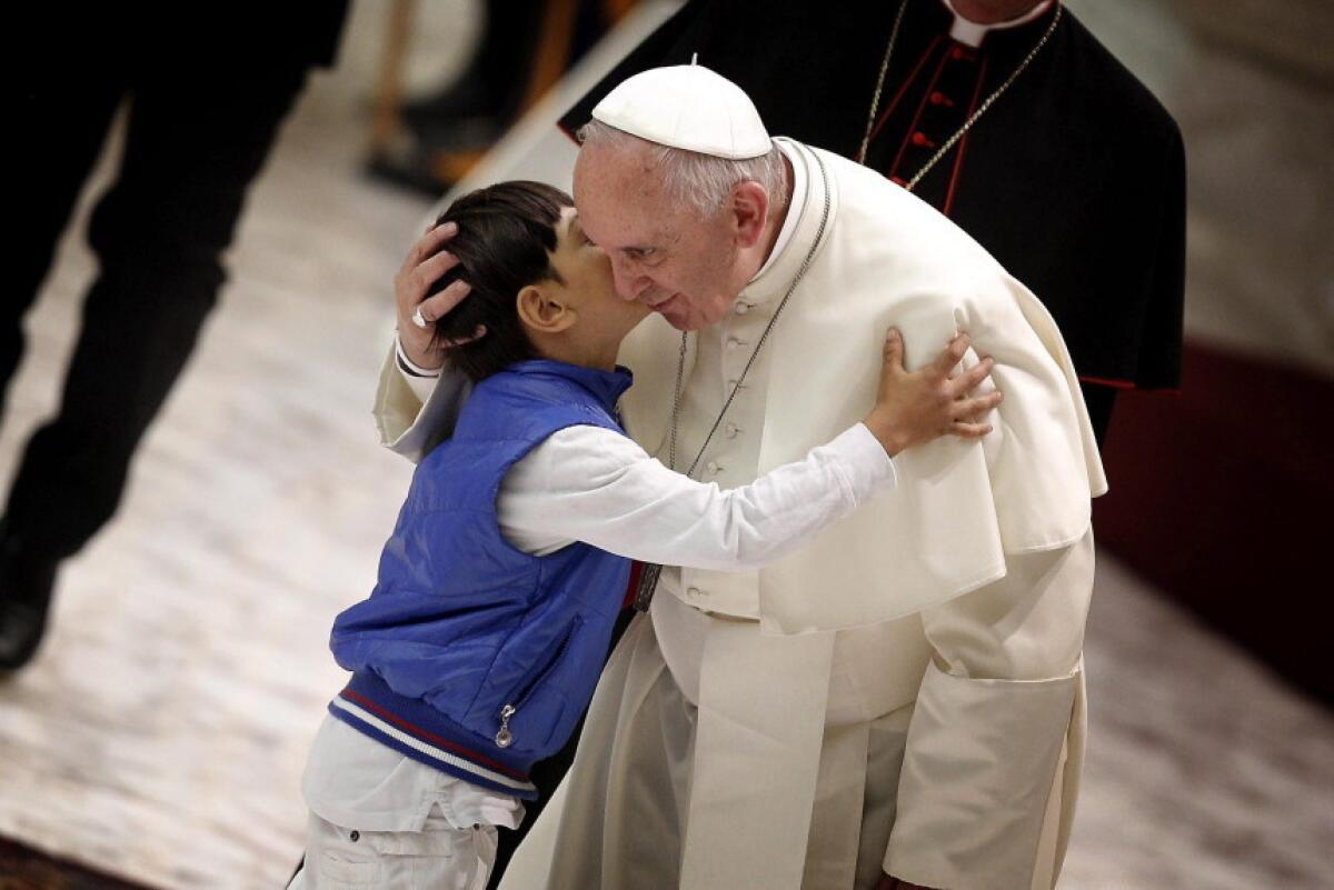 El papa Francisco saluda a un niño durante una audiencia celebrada en el aula Pablo VI en Ciudad del Vaticano, hoy, lunes 11 de mayo de 2015.