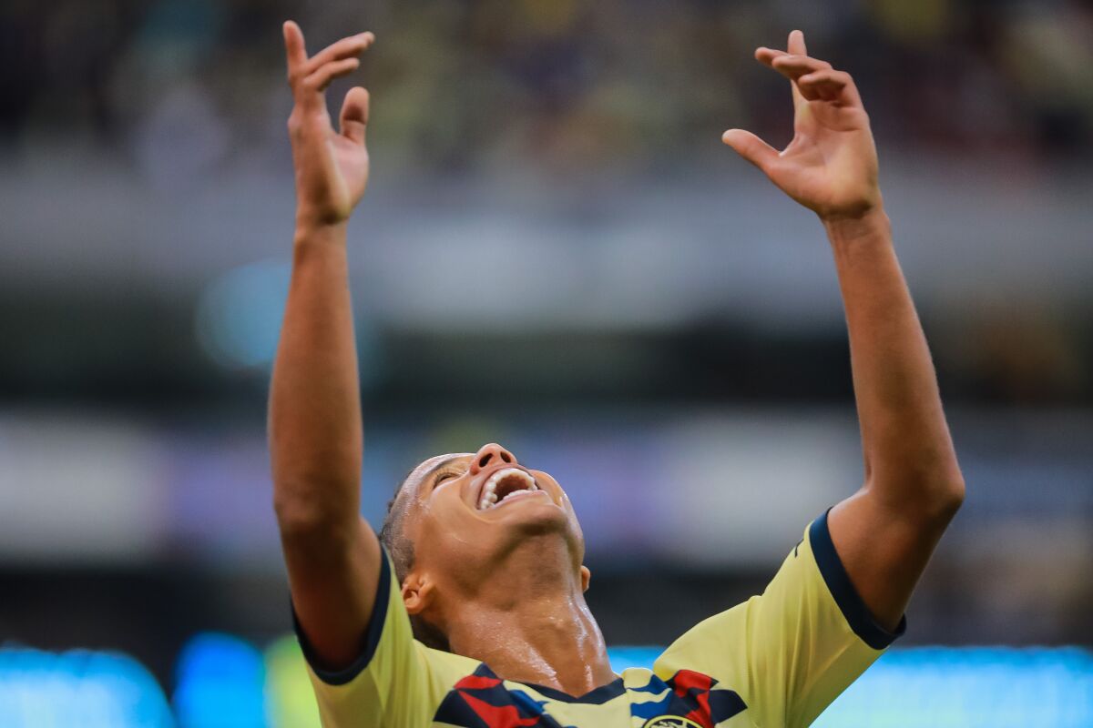 MEXICO CITY, MEXICO - AUGUST 03: Giovani Dos Santos #10 of America celebrates after scoring his team's third goal during the 3rd round match between America and Tijuana as part of the Torneo Apertura 2019 Liga MX at Azteca Stadium on August 03, 2019 in Mexico City, Mexico. (Photo by Manuel Velasquez/Getty Images) ** OUTS - ELSENT, FPG, CM - OUTS * NM, PH, VA if sourced by CT, LA or MoD **