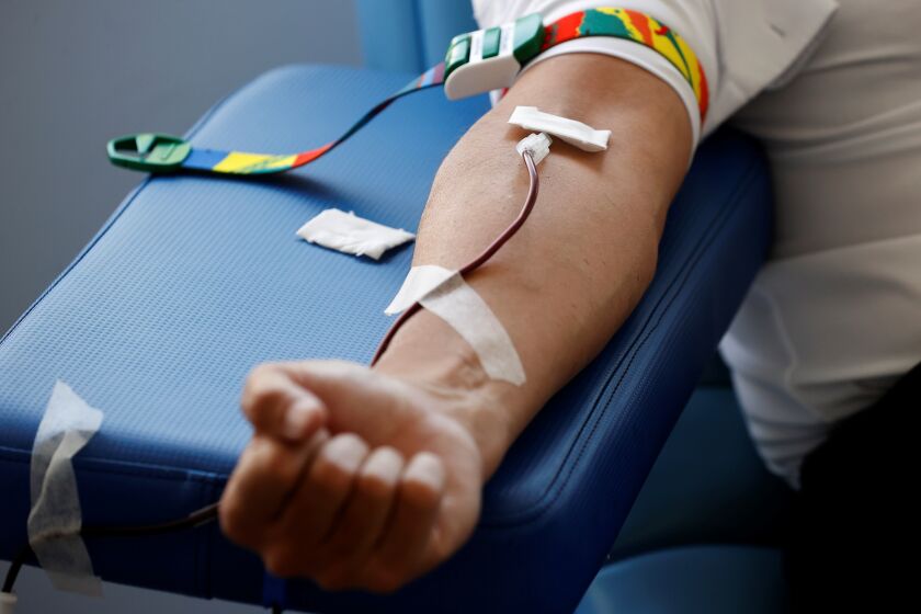 Regulador de EEUU propone permitir la donación de sangre de gais y bisexuales