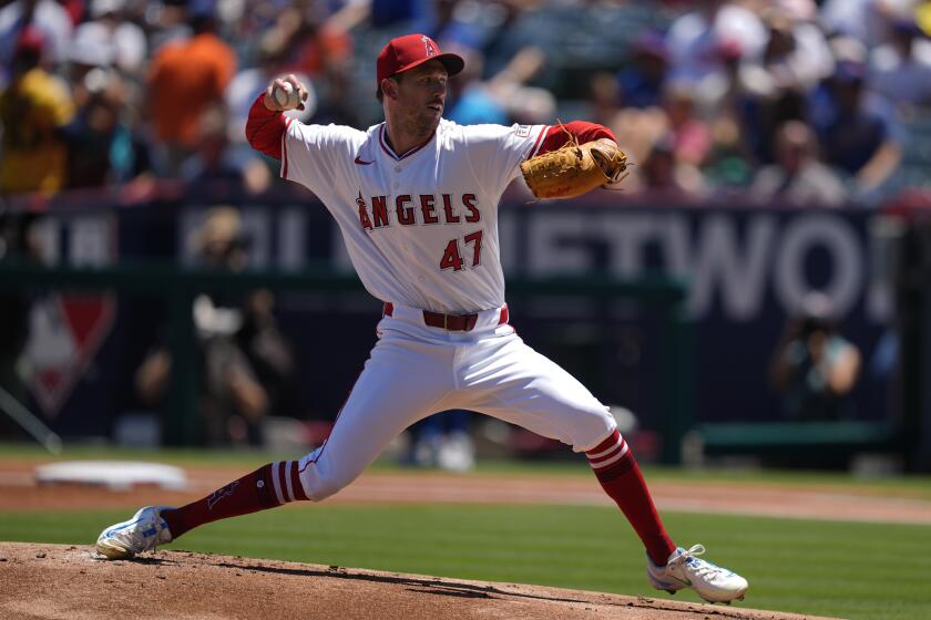 Griffin Canning, abridor de los Angelinos de Los Ángeles, trabaja durante la primera entrada del juego de béisbol en contra de los Mets de Nueva York, el domingo 4 de agosto de 2024, en Anaheim, California. (AP Foto/Ryan Sun)