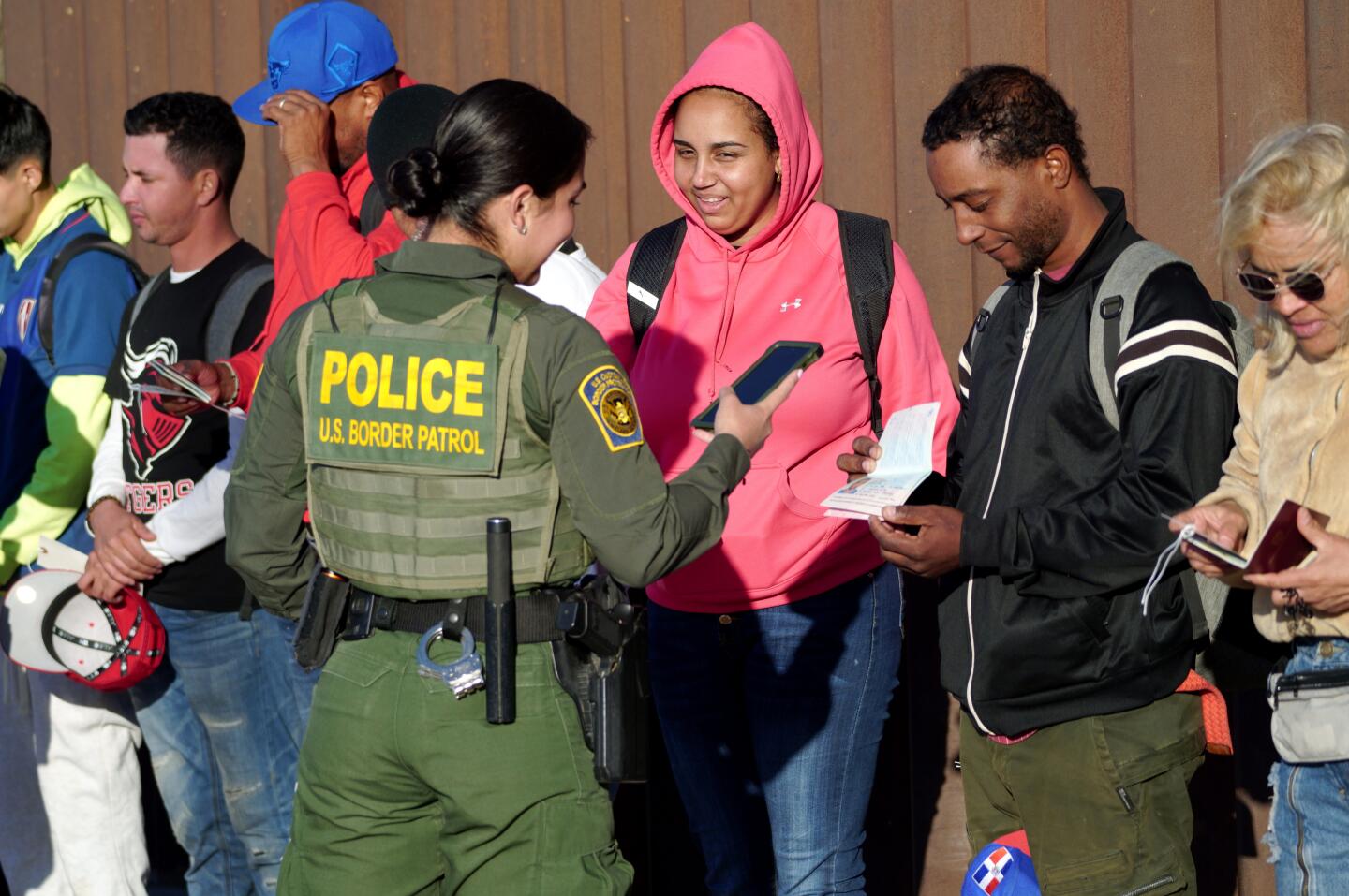 1293453-la-es-yuma-border-immigrants-asylum-7