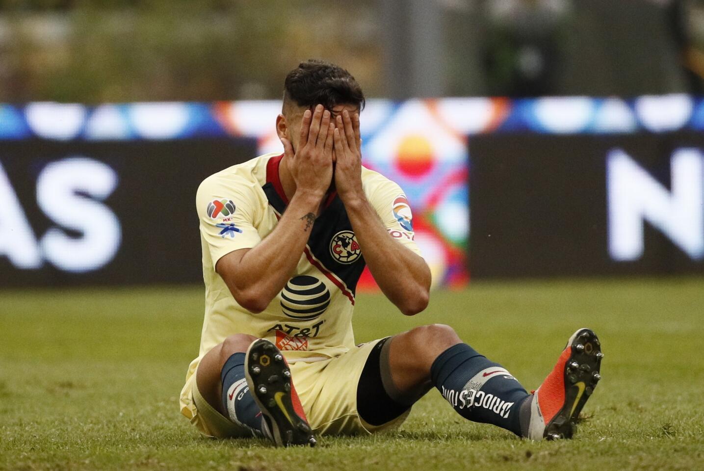 El jugador Bruno Valdez de América lamenta una falla de gol ante Pumas.