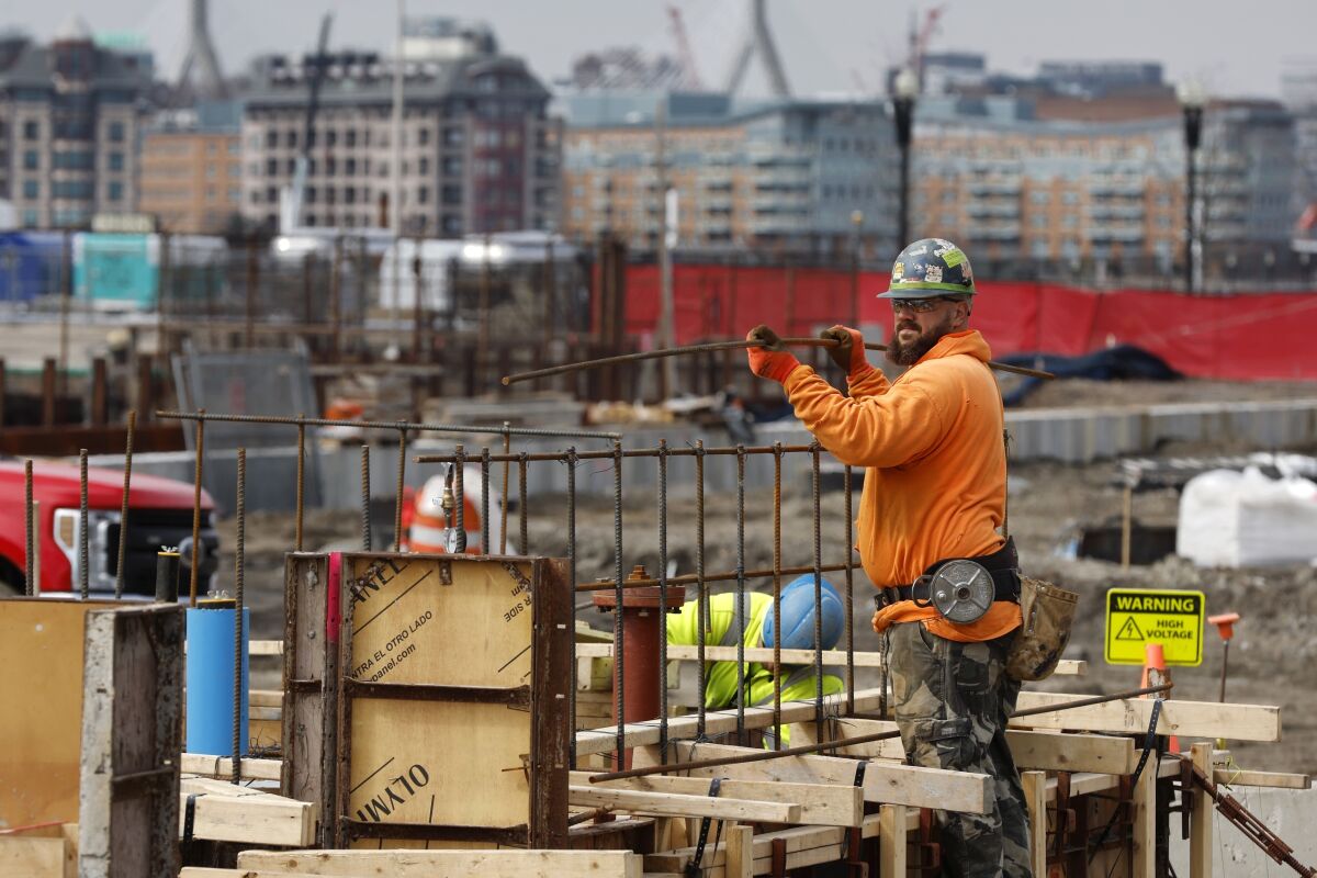 Un trabajador de la construcción prepara un cimiento de concreto