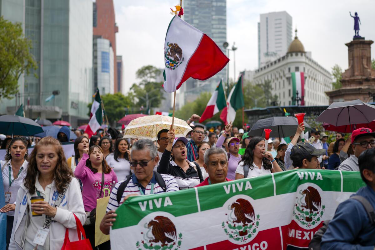 Trabajadores del poder judicial protestan contra la propuesta de reforma judicial del gobierno,