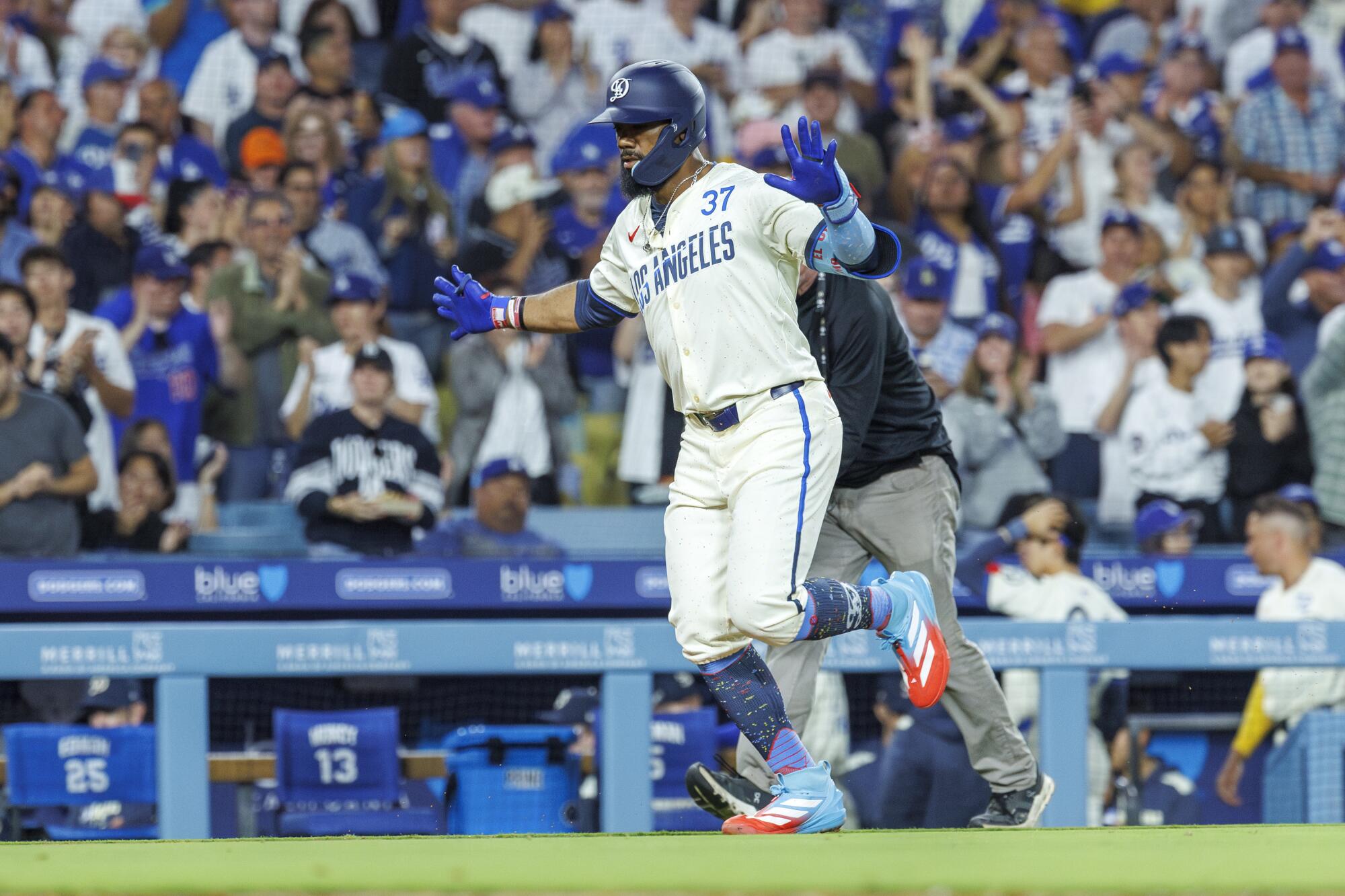 Clayton Kershaw tosses a gem, Shohei Ohtani homers twice in Dodgers' win over Giants 1 Teoscar Hernández celebrates after hitting a home run in the sixth inning for the Dodgers against the Giants on Saturday.