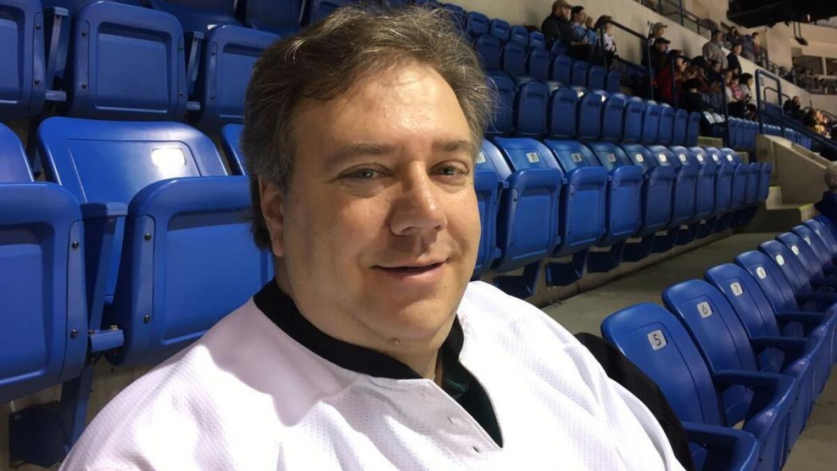 David Ambrulavage, partidario de Trump, en un partido de hockey de liga menor en el Mohegan Sun Arena, donde el presidente realizó un mitin durante su campaña, en Wilkes-Barre, Pensilvania.