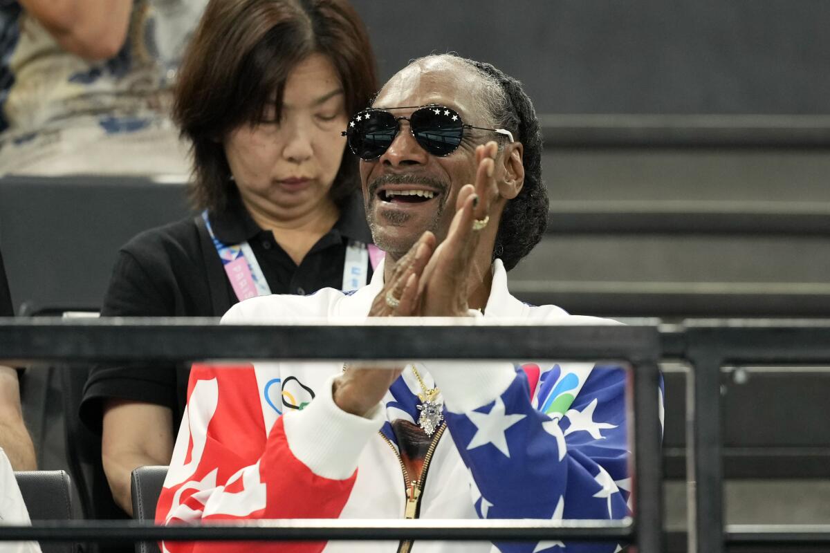 Snoop Dogg asiste a la ronda de clasificación de gimnasia artística femenina